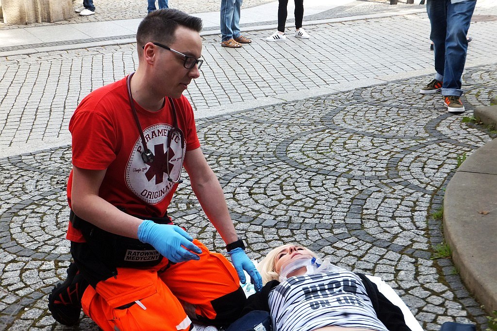 Centrum miasta pełne jest ratowników medycznych cz1  
