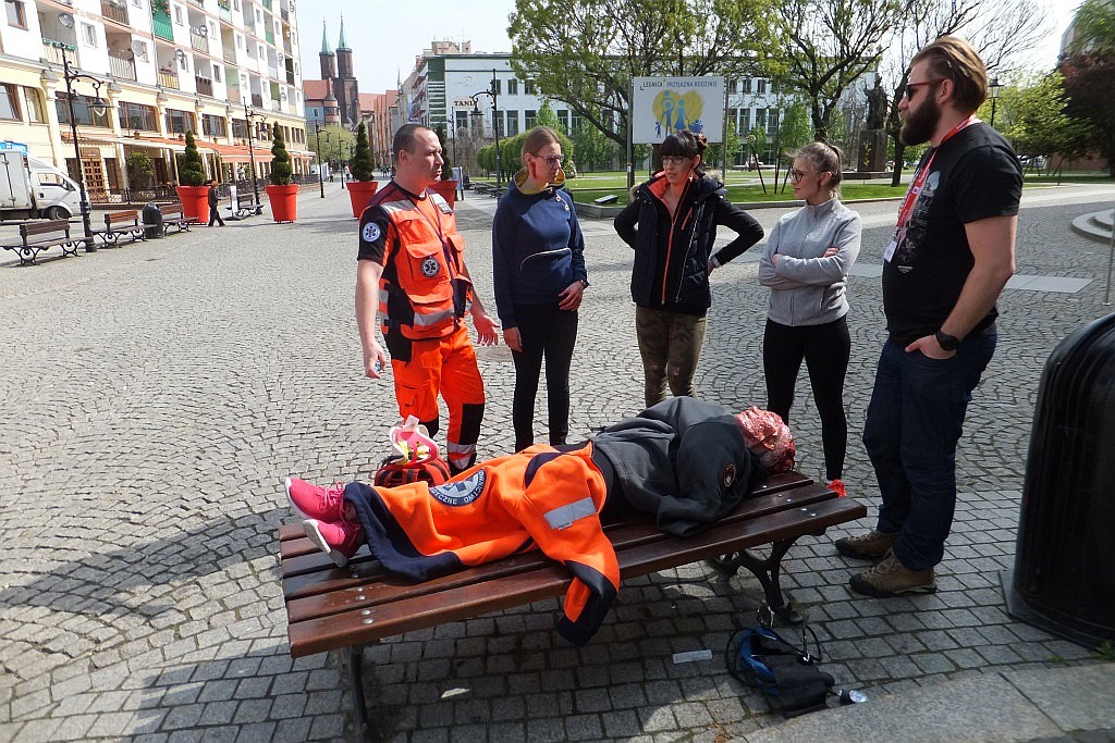 Centrum miasta pełne jest ratowników medycznych cz1  
