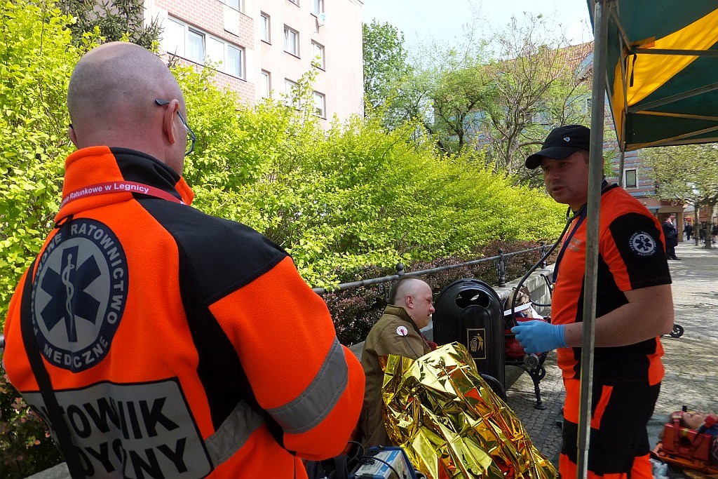 Centrum miasta pełne jest ratowników medycznych cz1  
