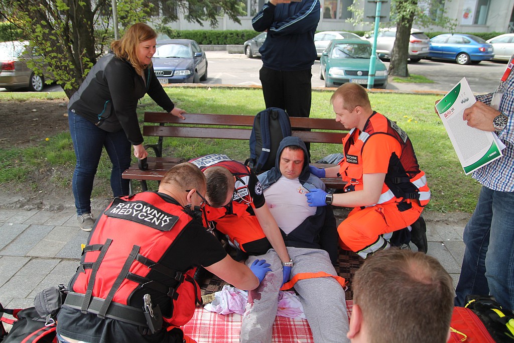 Centrum miasta pełne jest ratowników medycznych cz2
