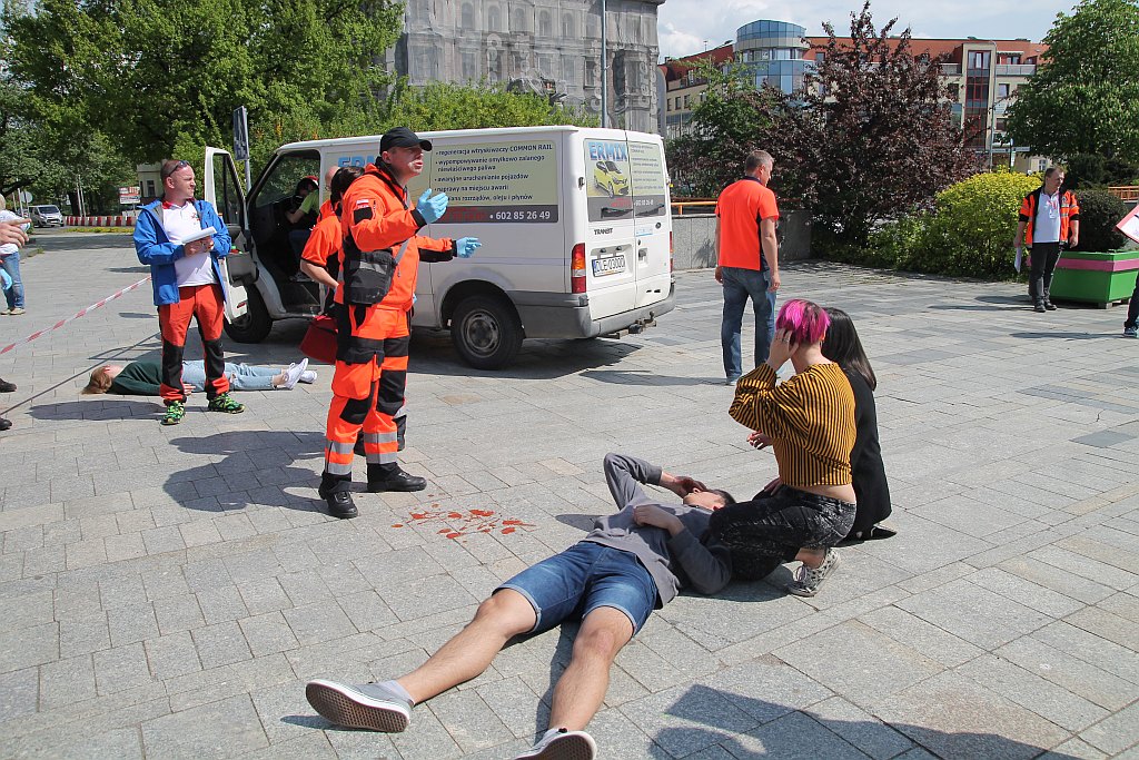 Centrum miasta pełne jest ratowników medycznych cz2
