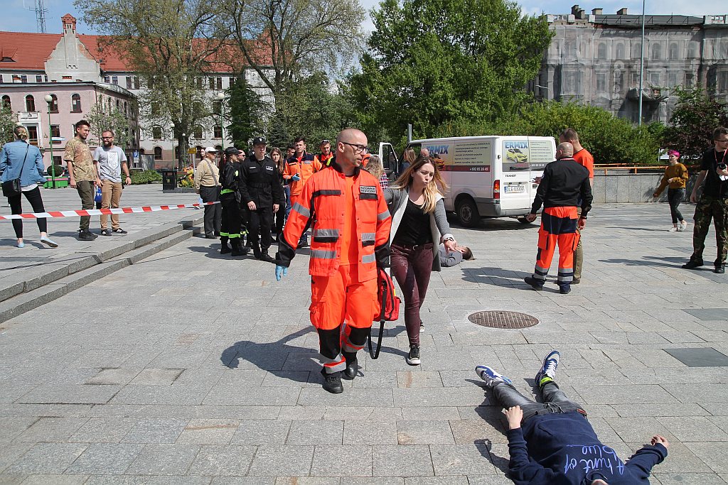 Centrum miasta pełne jest ratowników medycznych cz2
