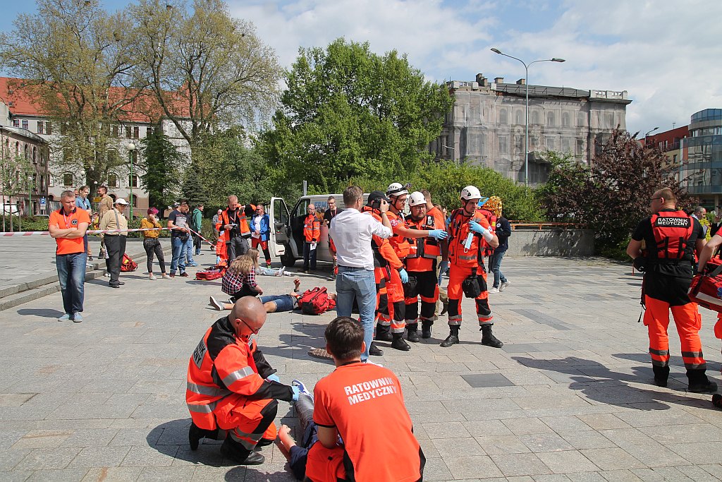 Centrum miasta pełne jest ratowników medycznych cz2
