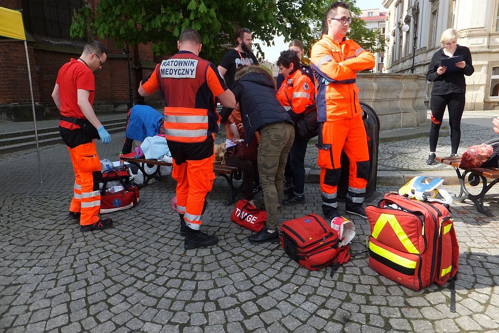 Centrum miasta pełne jest ratowników medycznych cz1  
