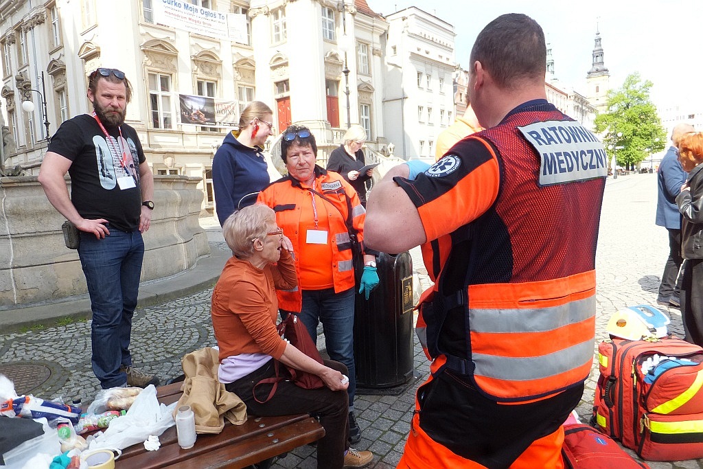 Centrum miasta pełne jest ratowników medycznych cz1  
