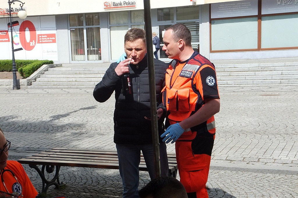 Centrum miasta pełne jest ratowników medycznych cz1  
