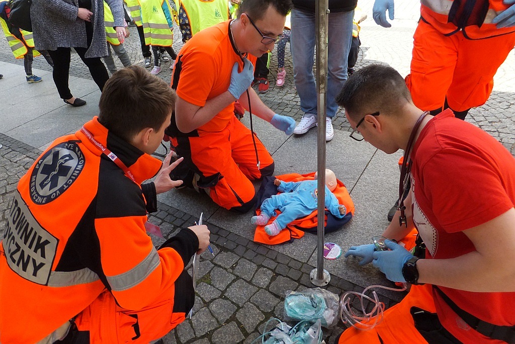 Centrum miasta pełne jest ratowników medycznych cz1  
