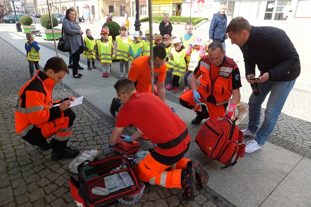 Centrum miasta pełne jest ratowników medycznych cz1  

