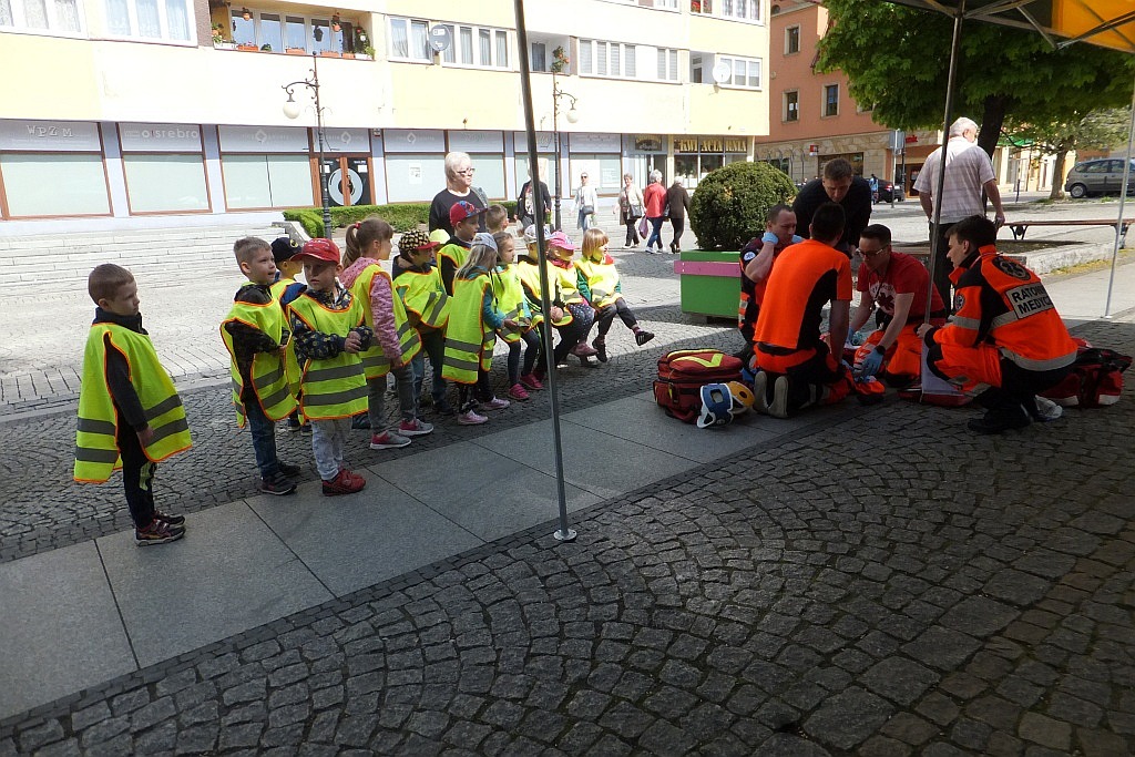 Centrum miasta pełne jest ratowników medycznych cz1  
