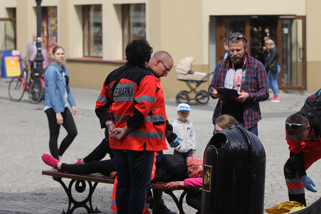 Centrum miasta pełne jest ratowników medycznych cz2
