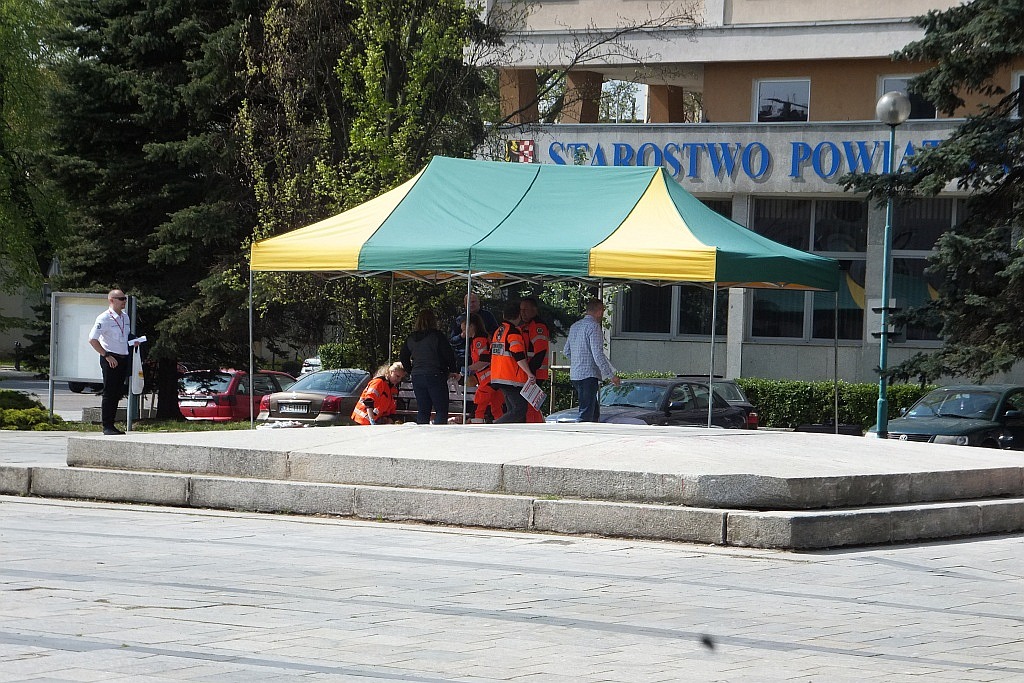 Centrum miasta pełne jest ratowników medycznych cz1  
