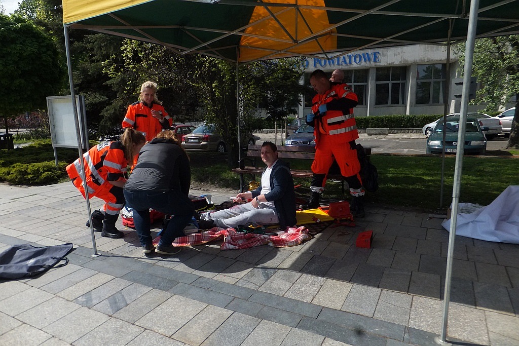 Centrum miasta pełne jest ratowników medycznych cz1  

