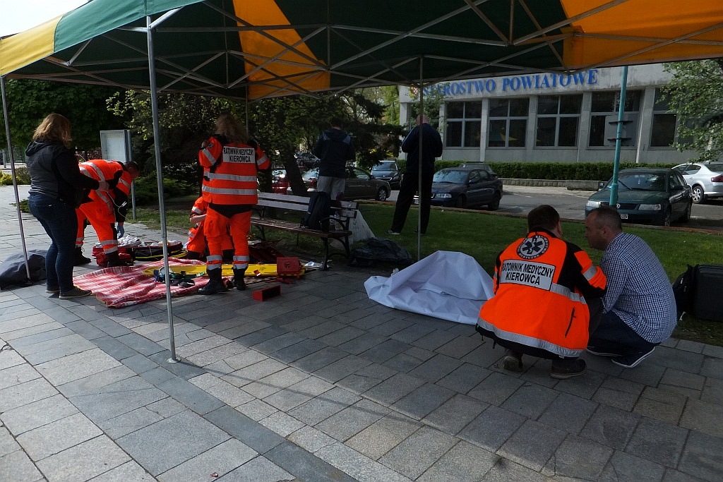 Centrum miasta pełne jest ratowników medycznych cz1  
