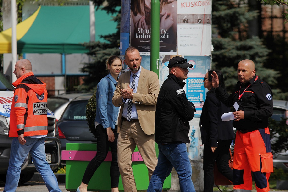 Centrum miasta pełne jest ratowników medycznych cz2
