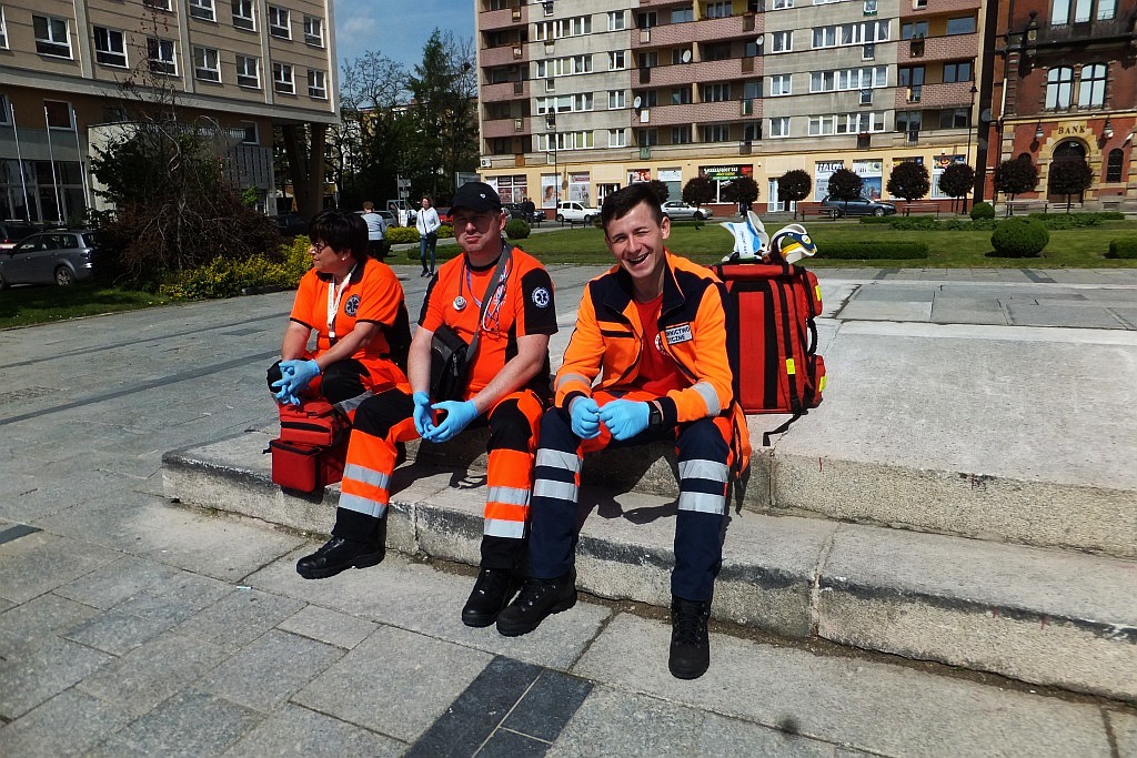 Centrum miasta pełne jest ratowników medycznych cz1  
