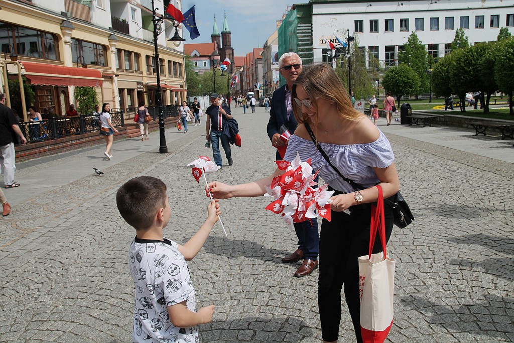 Krzakowski z Tyszkiewiczem rozdawali w rynku narodowe flagi