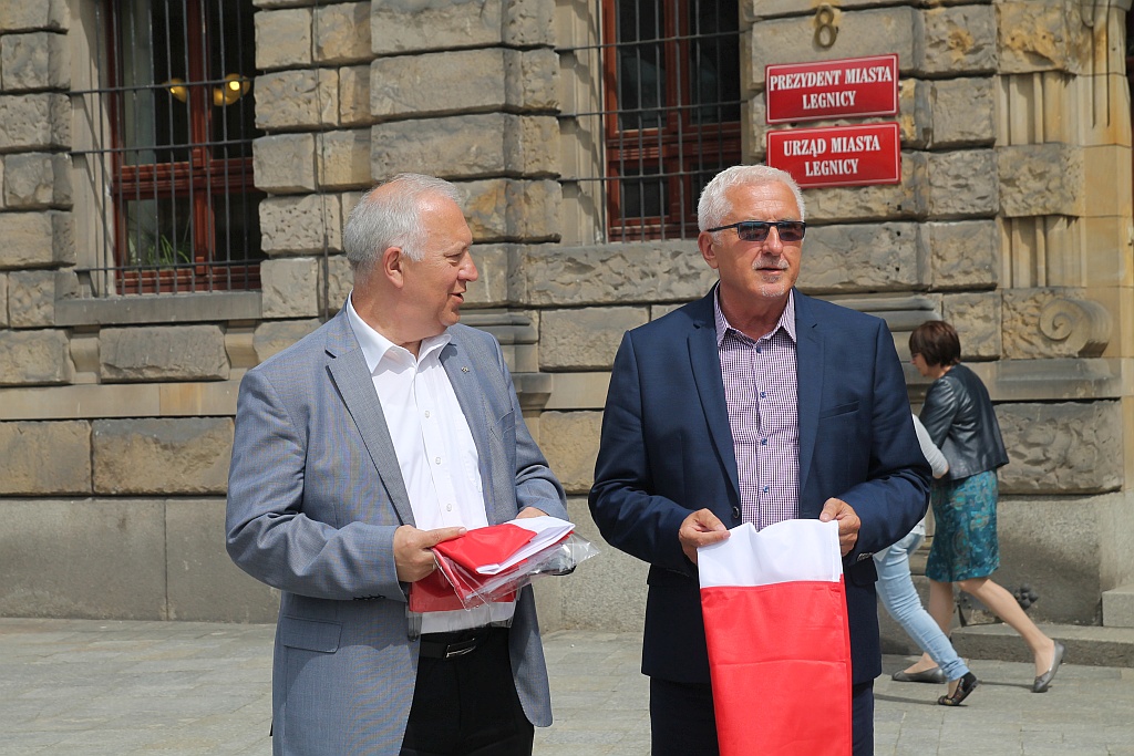 Krzakowski z Tyszkiewiczem rozdawali w rynku narodowe flagi