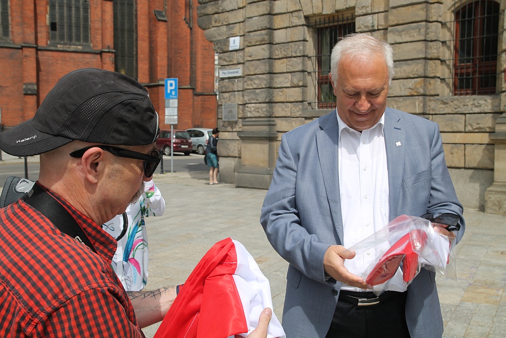 Krzakowski z Tyszkiewiczem rozdawali w rynku narodowe flagi