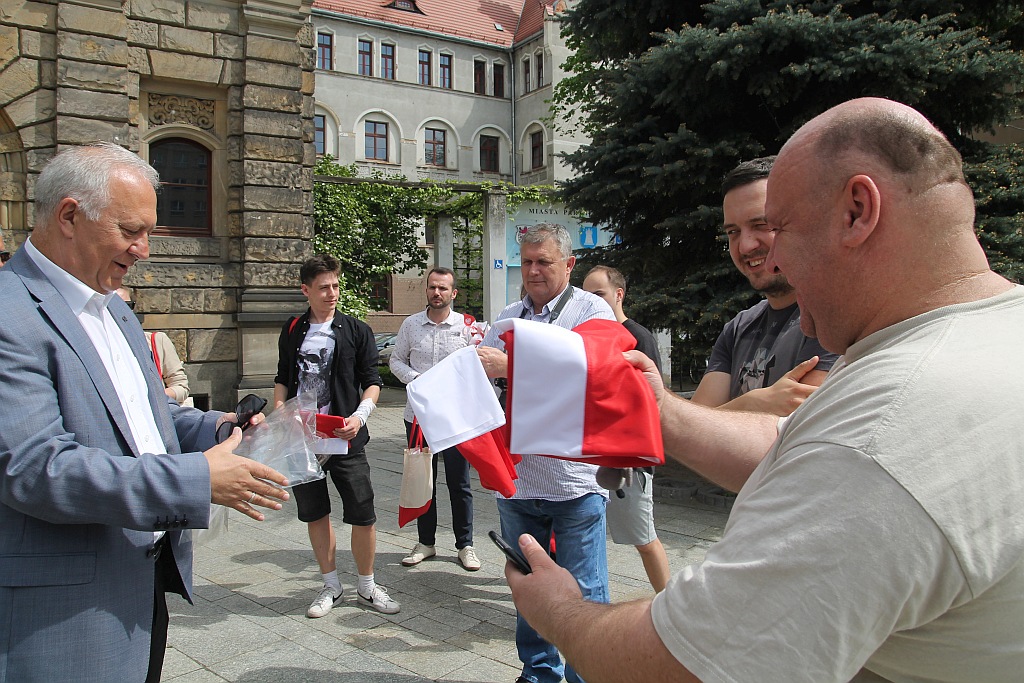 Krzakowski z Tyszkiewiczem rozdawali w rynku narodowe flagi