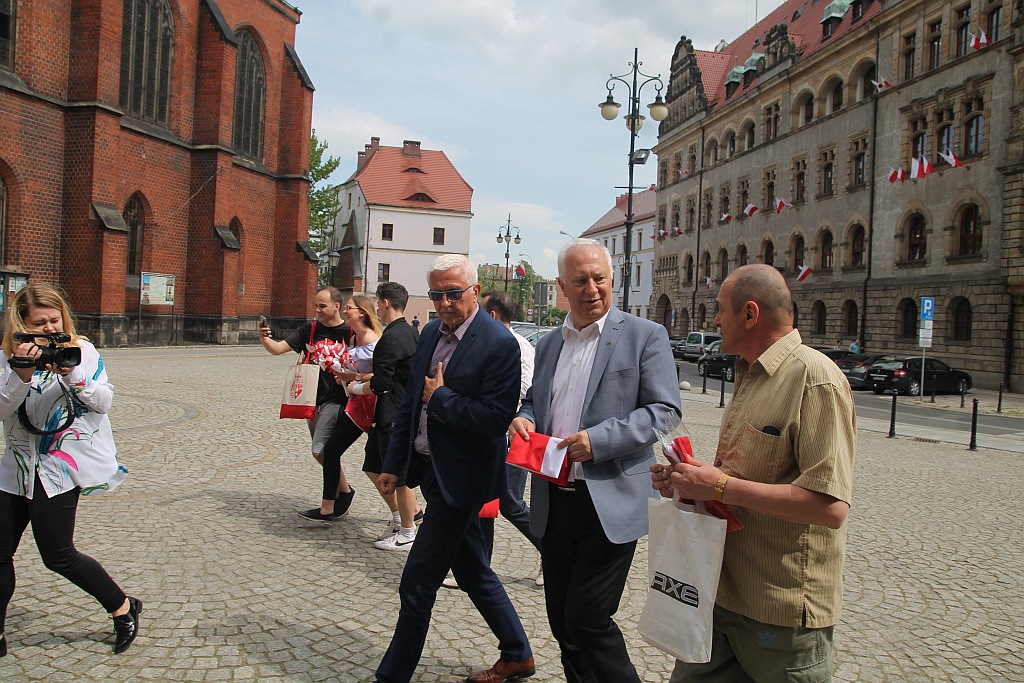 Krzakowski z Tyszkiewiczem rozdawali w rynku narodowe flagi