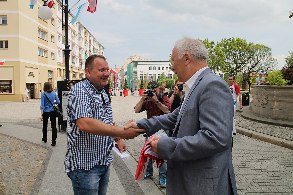 Krzakowski z Tyszkiewiczem rozdawali w rynku narodowe flagi