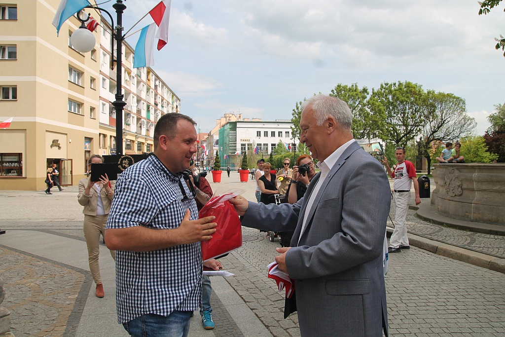 Krzakowski z Tyszkiewiczem rozdawali w rynku narodowe flagi