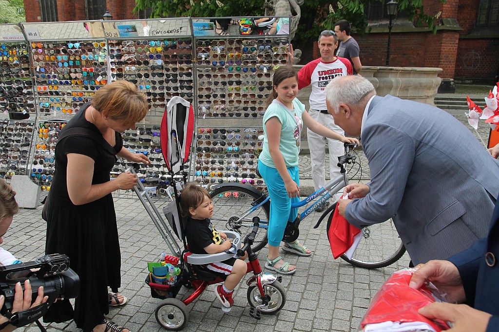 Krzakowski z Tyszkiewiczem rozdawali w rynku narodowe flagi