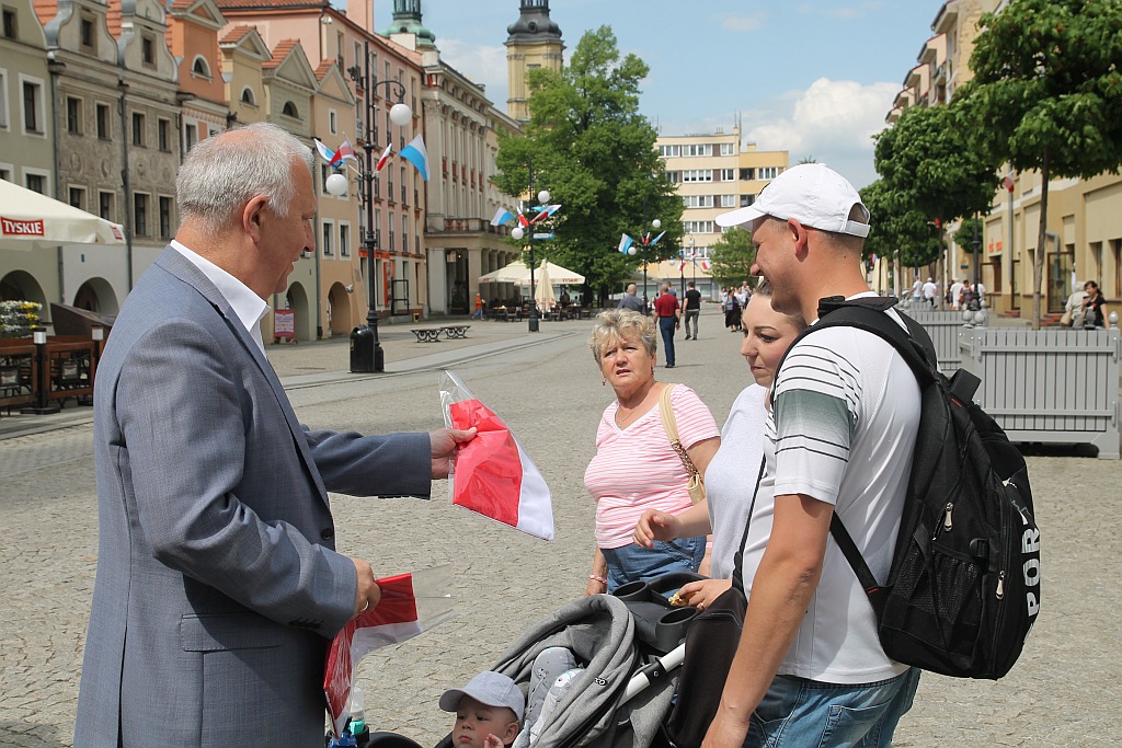 Krzakowski z Tyszkiewiczem rozdawali w rynku narodowe flagi