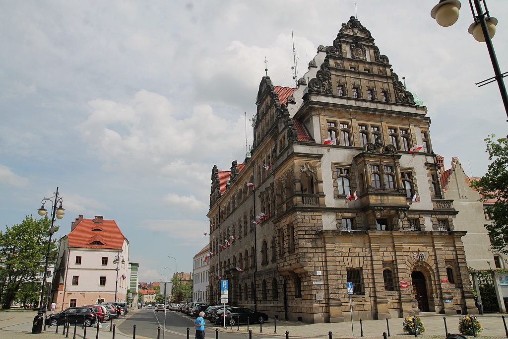Krzakowski z Tyszkiewiczem rozdawali w rynku narodowe flagi