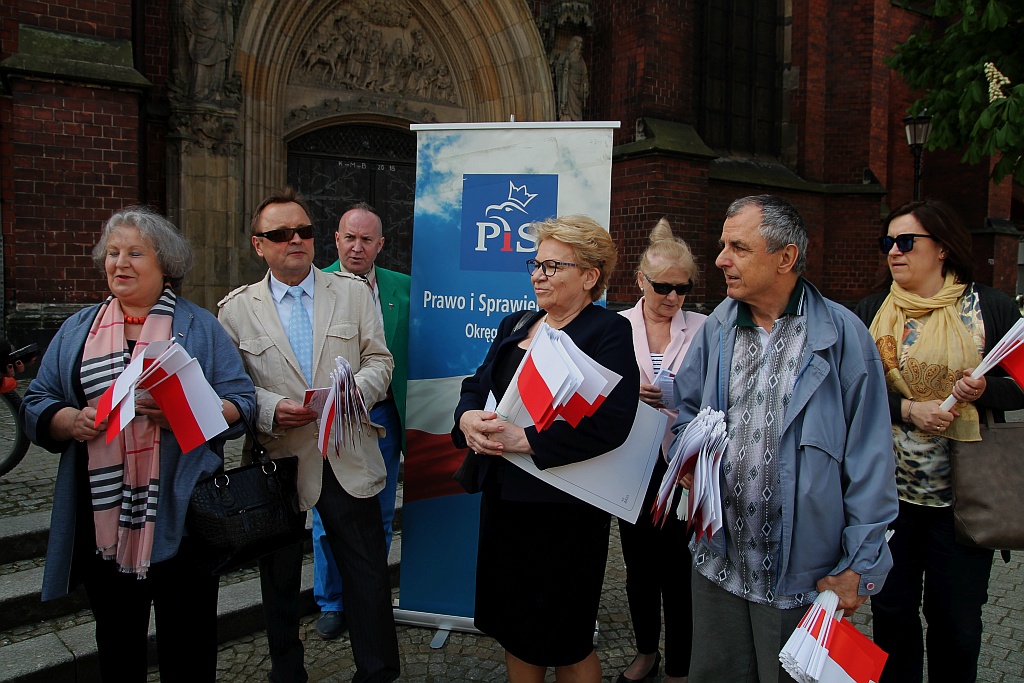Parlamentarzystki Prawa i Sprawiedliwości rozdawały flagi