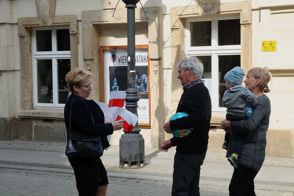 Parlamentarzystki Prawa i Sprawiedliwości rozdawały flagi