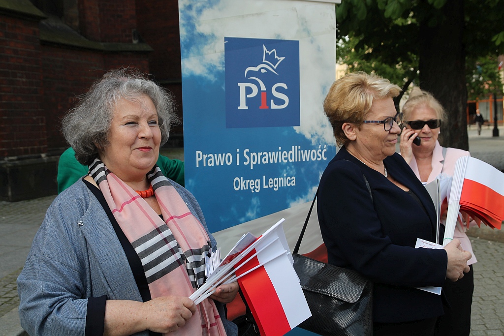 Parlamentarzystki Prawa i Sprawiedliwości rozdawały flagi