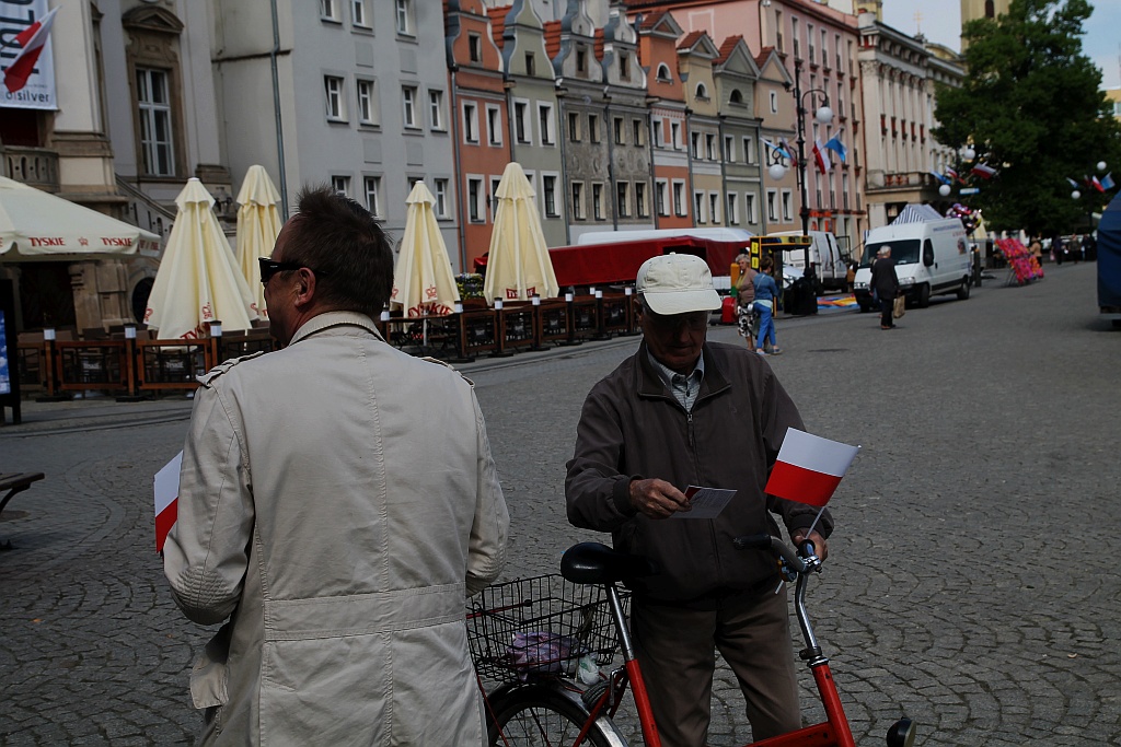 Parlamentarzystki Prawa i Sprawiedliwości rozdawały flagi