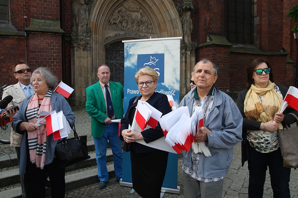 Parlamentarzystki Prawa i Sprawiedliwości rozdawały flagi