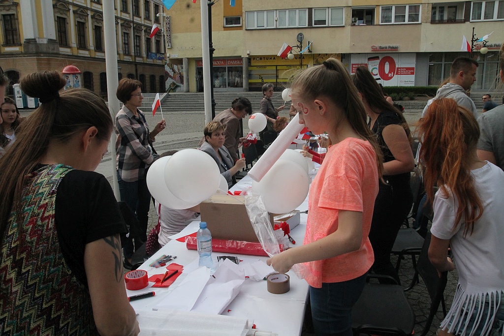 Legniczanie rozwinęli biało – czerwoną i zatańczyli Poloneza