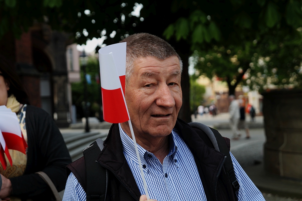 Parlamentarzystki Prawa i Sprawiedliwości rozdawały flagi
