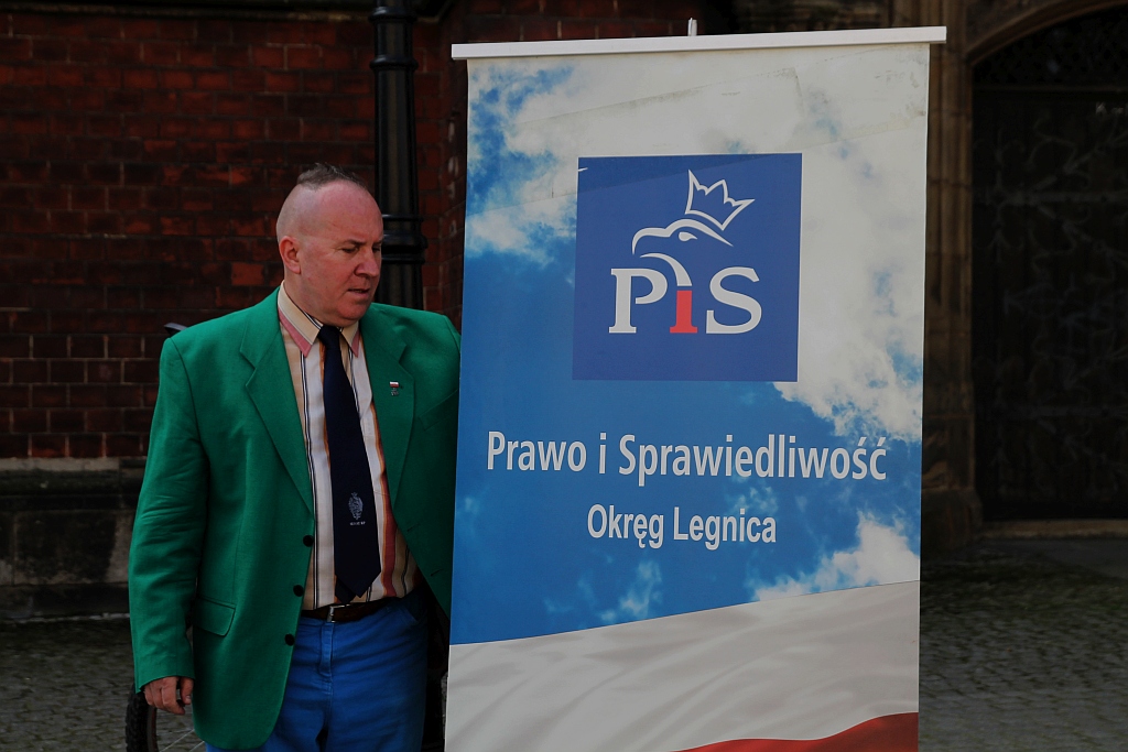 Parlamentarzystki Prawa i Sprawiedliwości rozdawały flagi