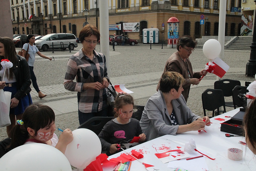 Legniczanie rozwinęli biało – czerwoną i zatańczyli Poloneza