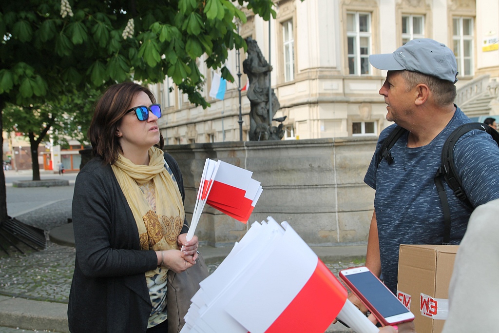Parlamentarzystki Prawa i Sprawiedliwości rozdawały flagi