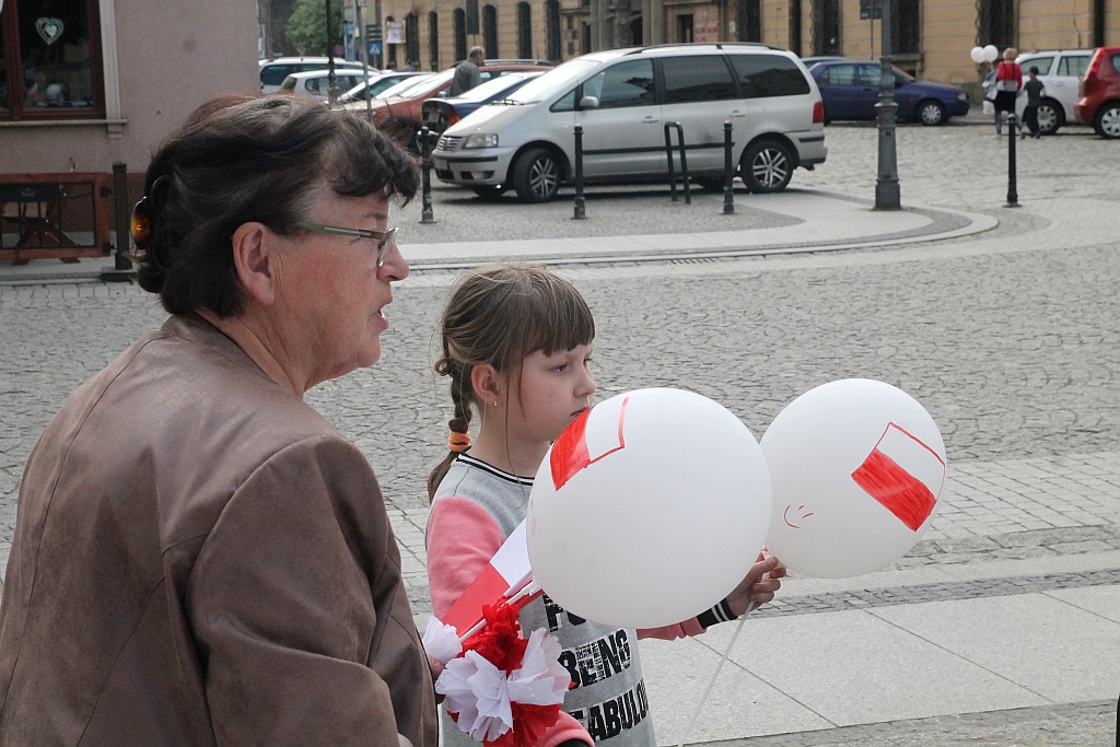 Legniczanie rozwinęli biało – czerwoną i zatańczyli Poloneza