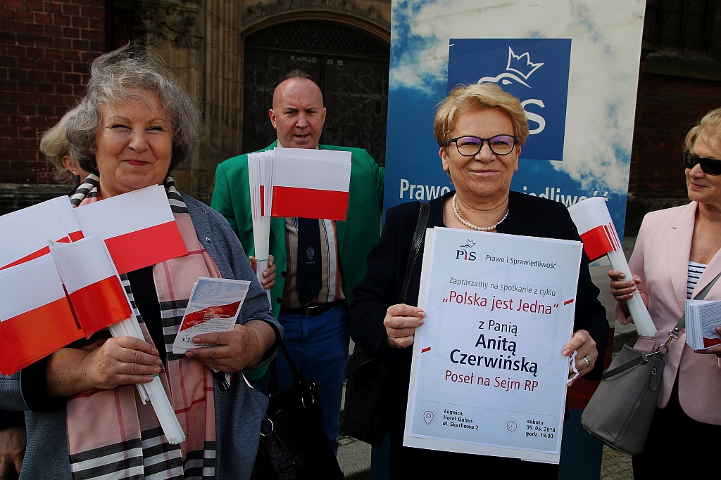 Parlamentarzystki Prawa i Sprawiedliwości rozdawały flagi