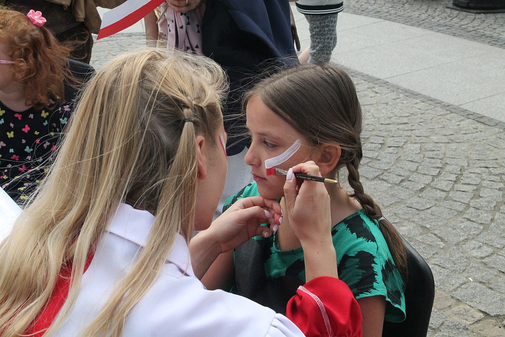 Legniczanie rozwinęli biało – czerwoną i zatańczyli Poloneza