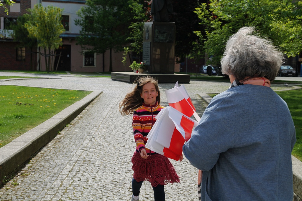Parlamentarzystki Prawa i Sprawiedliwości rozdawały flagi