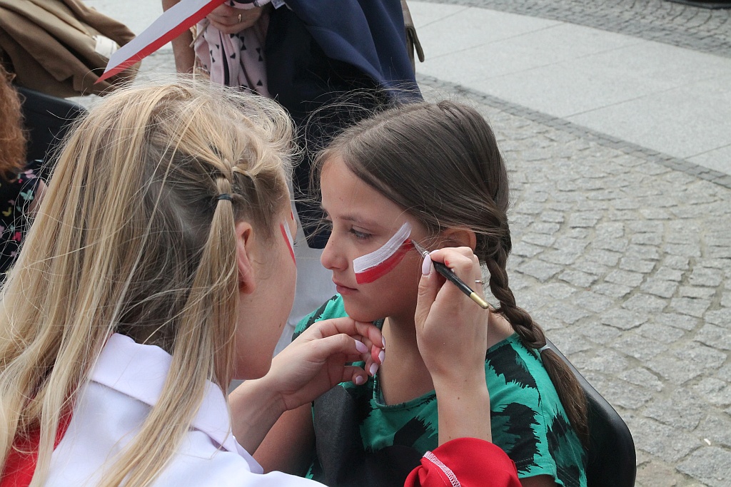 Legniczanie rozwinęli biało – czerwoną i zatańczyli Poloneza
