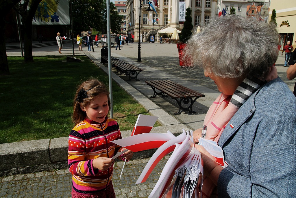 Parlamentarzystki Prawa i Sprawiedliwości rozdawały flagi