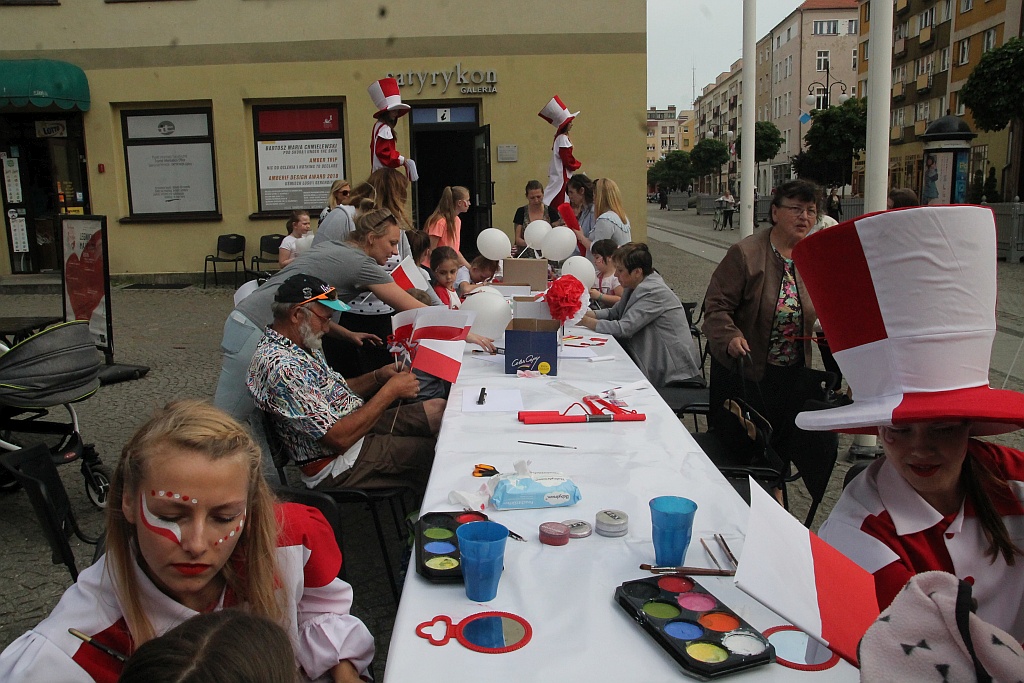 Legniczanie rozwinęli biało – czerwoną i zatańczyli Poloneza