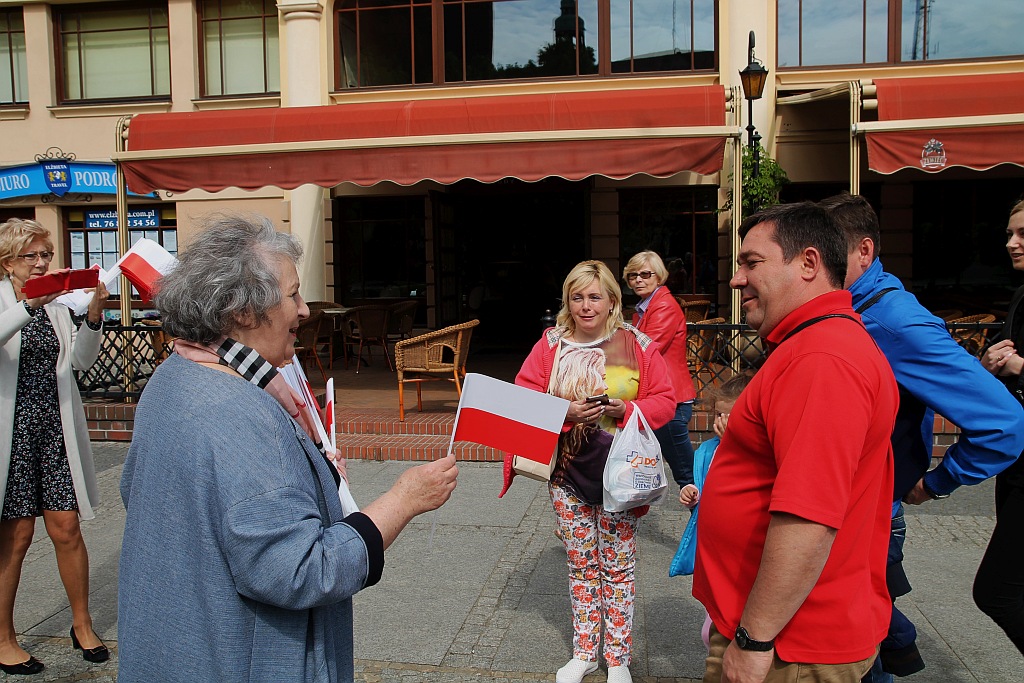 Parlamentarzystki Prawa i Sprawiedliwości rozdawały flagi