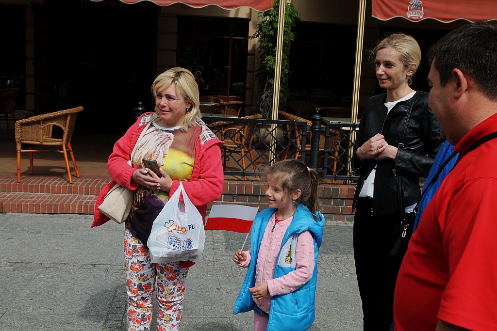 Parlamentarzystki Prawa i Sprawiedliwości rozdawały flagi