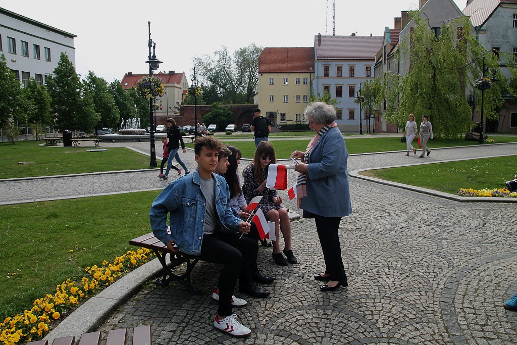 Parlamentarzystki Prawa i Sprawiedliwości rozdawały flagi