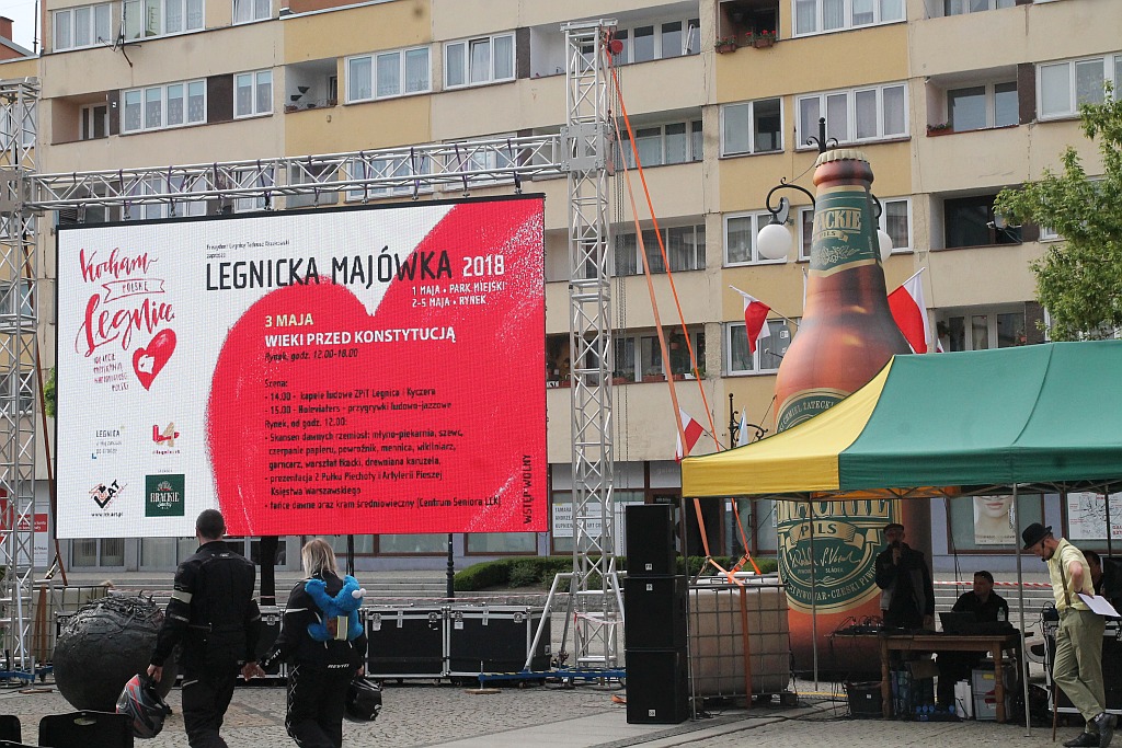 Legniczanie rozwinęli biało – czerwoną i zatańczyli Poloneza